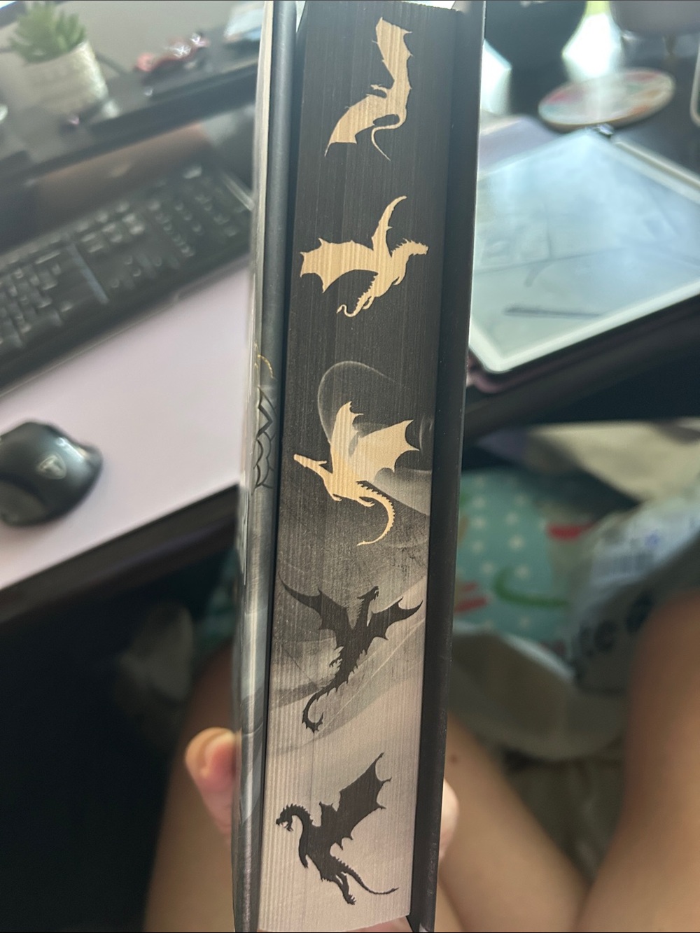 Onyx Storm by Rebecca Yarros — Deluxe Edition Hardcover with Painted Edges - Picture 2 of 4